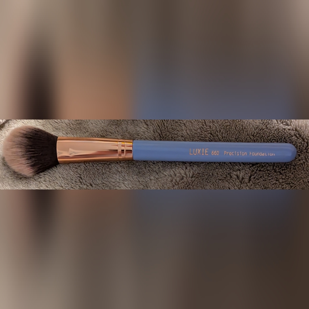 Luxie 660 Foundation Brush in Soft Blue